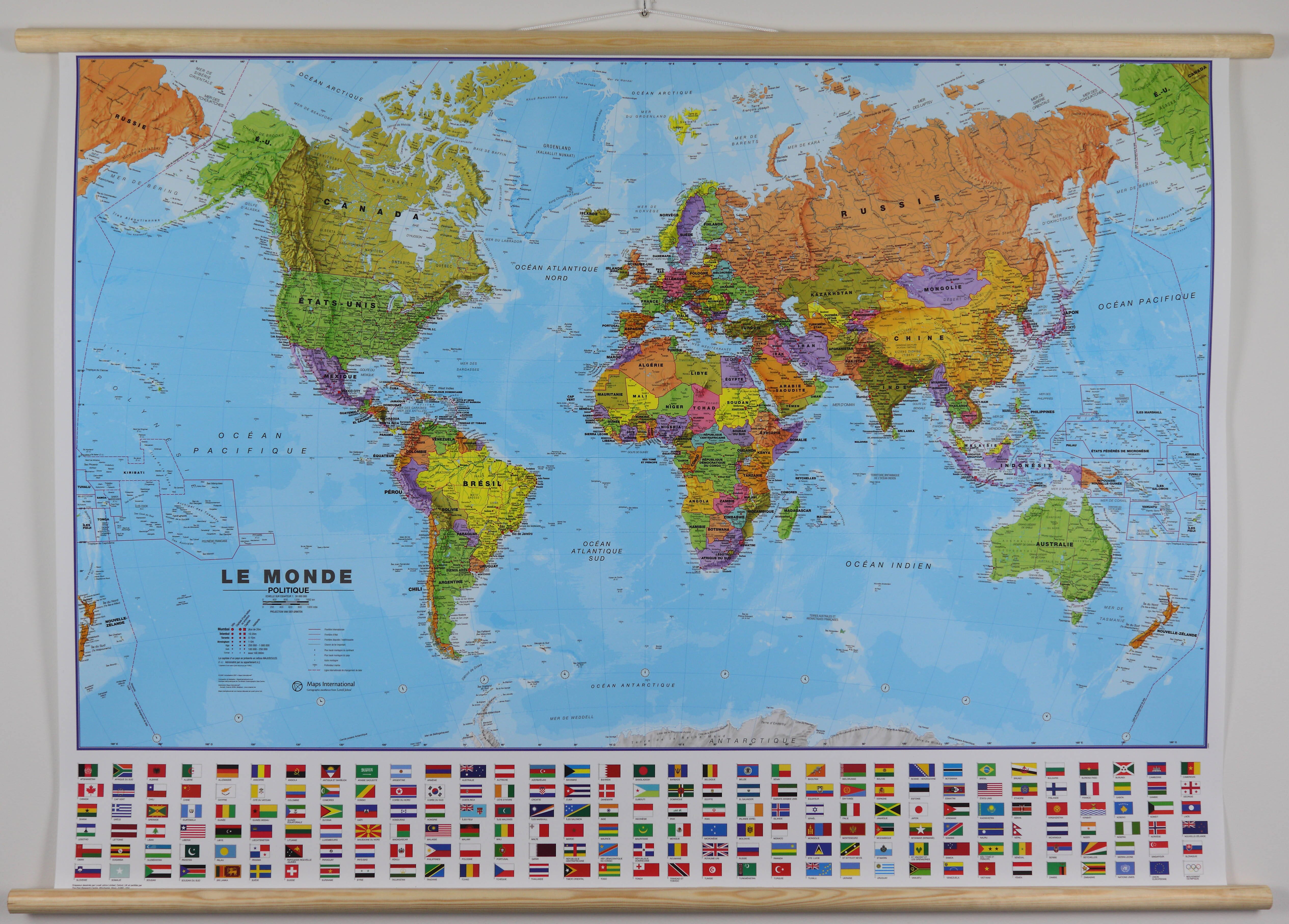 Poster Carte du monde avec des drapeaux