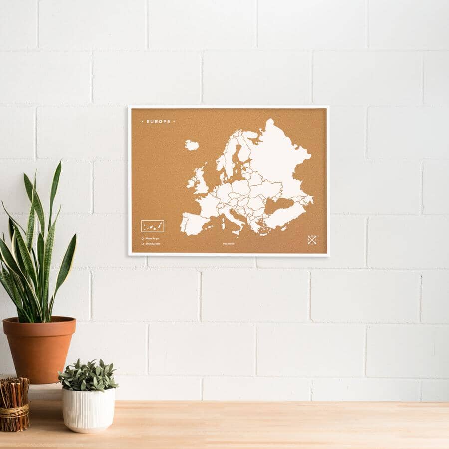 Carte de l'Europe en liège - couleur naturelle, impression blanc | Miss Wood carte murale grand tube Miss Wood taille L (63 x 48 cm) avec cadre blanc 