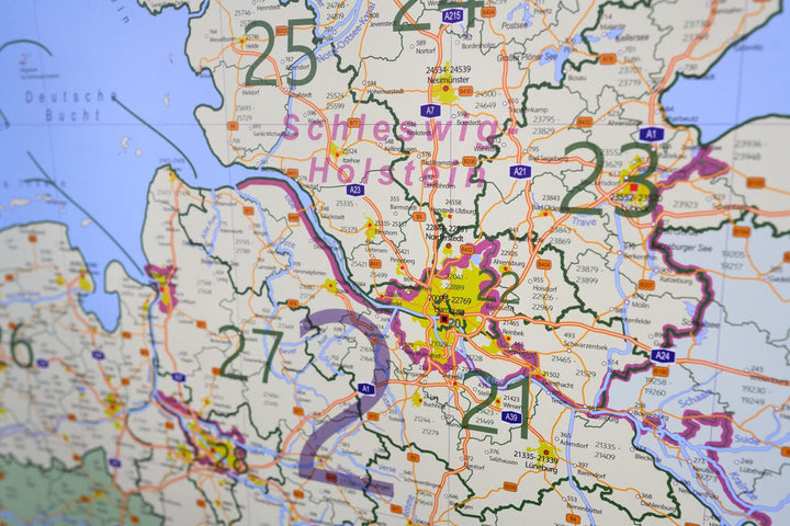 Carte murale plastifiée (en allemand) - Allemagne, avec codes postaux (100 x 140 cm) + baguettes métalliques | GeoMetro carte murale petit tube taux réduit GeoMetro 