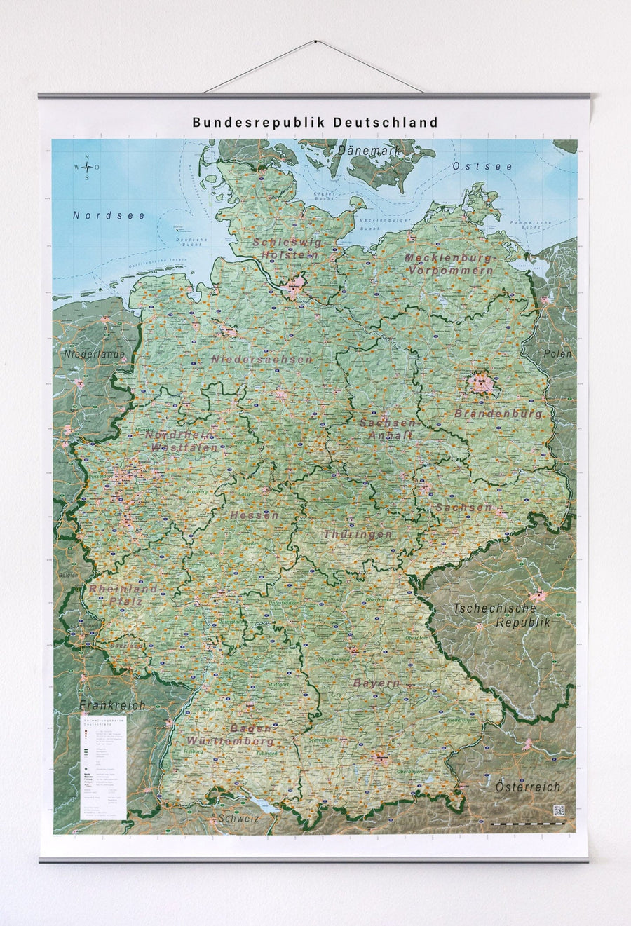 Carte murale plastifiée (en allemand) - Allemagne physique (100 x 140 cm), avec baguettes métalliques | GeoMetro carte murale petit tube taux réduit GeoMetro 