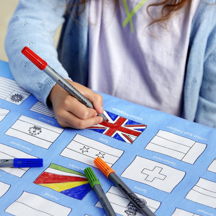 Nappe à colorier - Motif "Drapeaux" | Eat Sleep Doodle accessoire Eat Sleep Doodle 