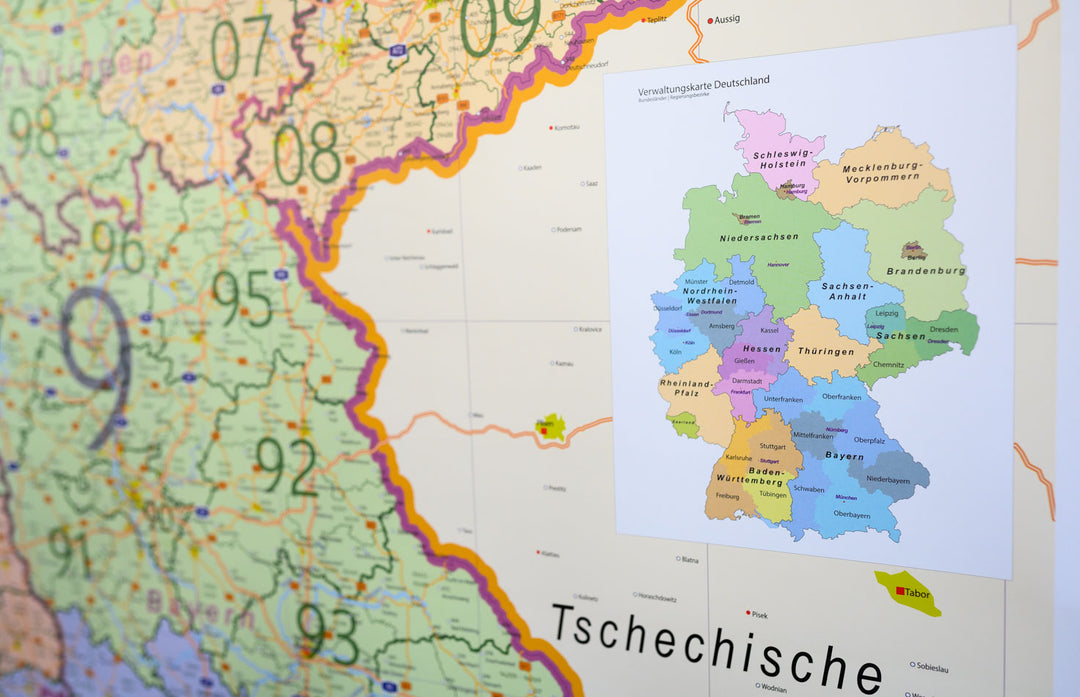 Carte murale plastifiée (en allemand) - Allemagne, avec codes postaux (100 x 140 cm) + baguettes métalliques | GeoMetro