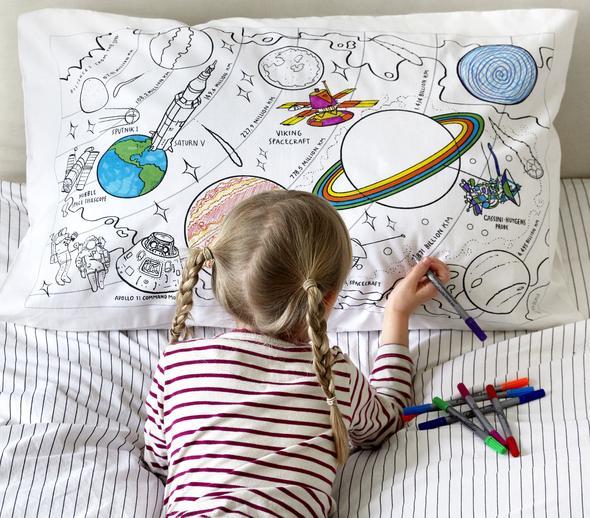 Taie d'oreiller coloriable - L'espace | Eat Sleep Doodle accessoire Eat Sleep Doodle 